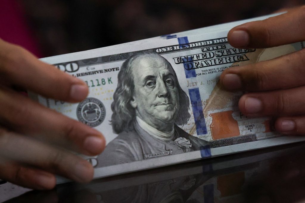 Dólar acompanha exterior e tem queda firme ante real com guerra ainda no radar