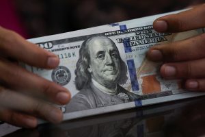 Dólar acompanha exterior e tem queda firme ante real com guerra ainda no radar