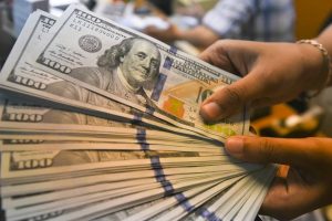 Dólar oscila perto da estabilidade com atenções voltadas para o exterior