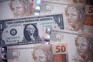 Dólar cai ao menor valor desde abril de 2024 com cessar-fogo entre EUA e Irã