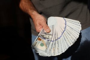 Dólar fecha perto da estabilidade ante o real com EUA e Irã no foco das atenções